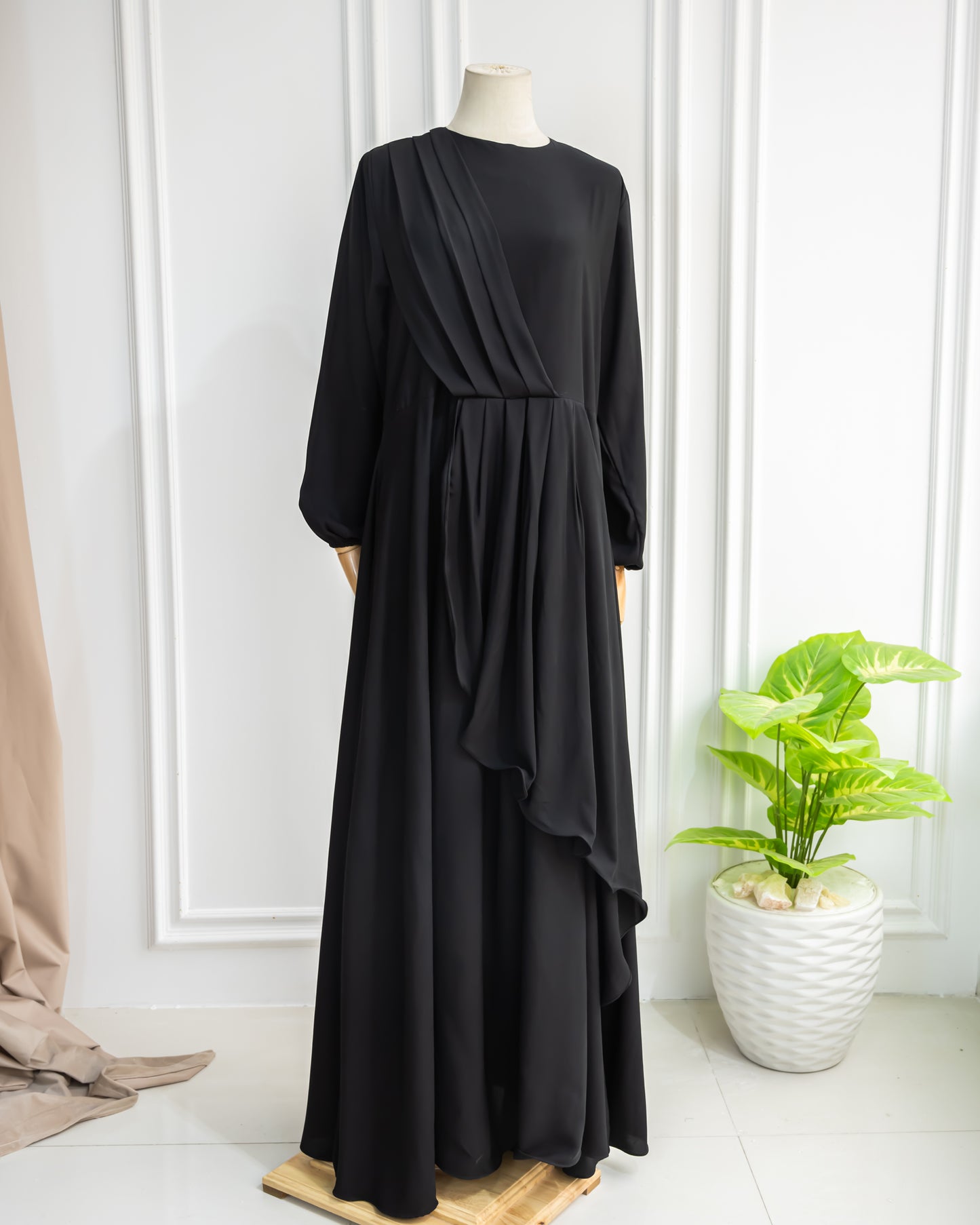 Abaya With Roman Details & Removable Belt