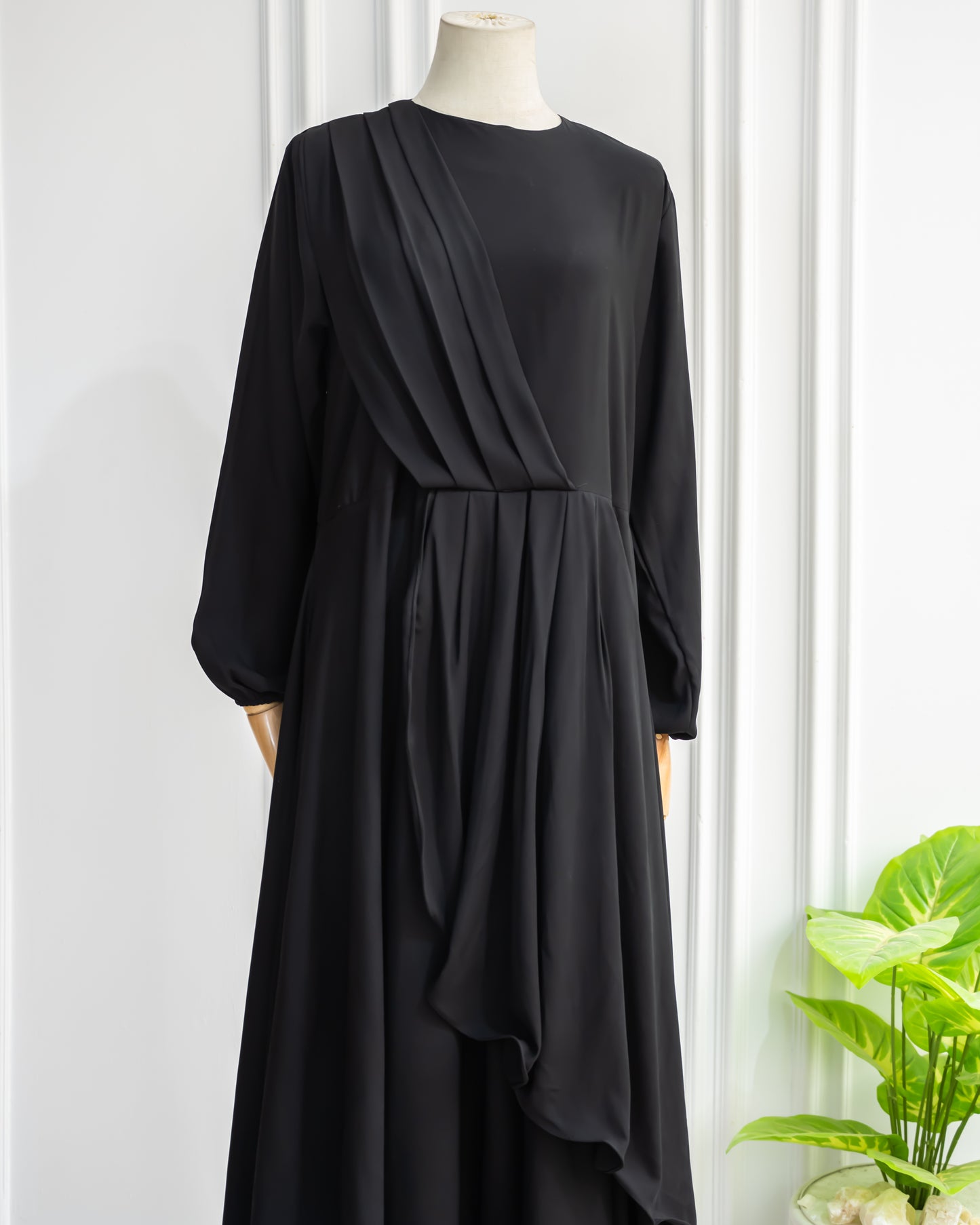 Abaya With Roman Details & Removable Belt