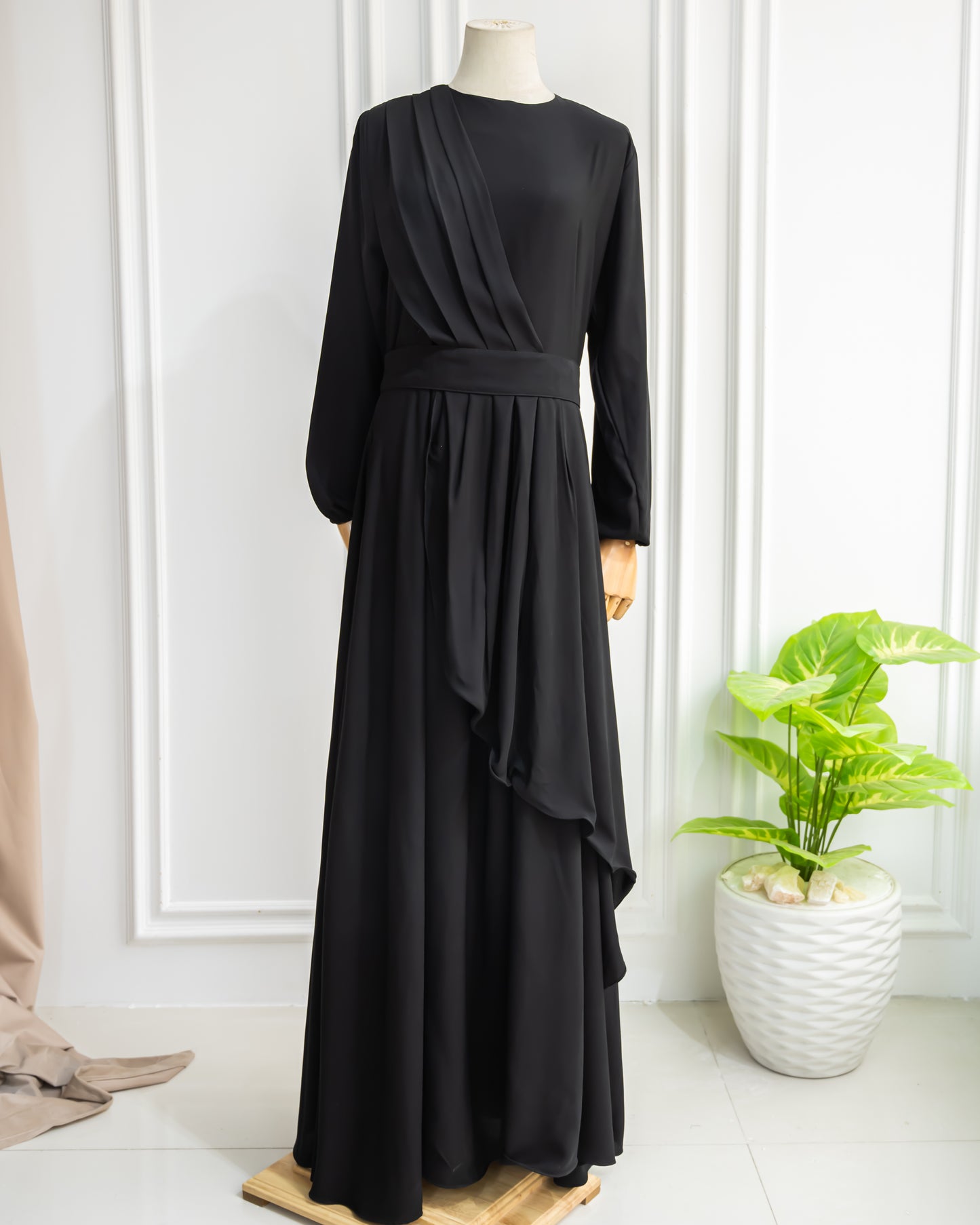 Abaya With Roman Details & Removable Belt