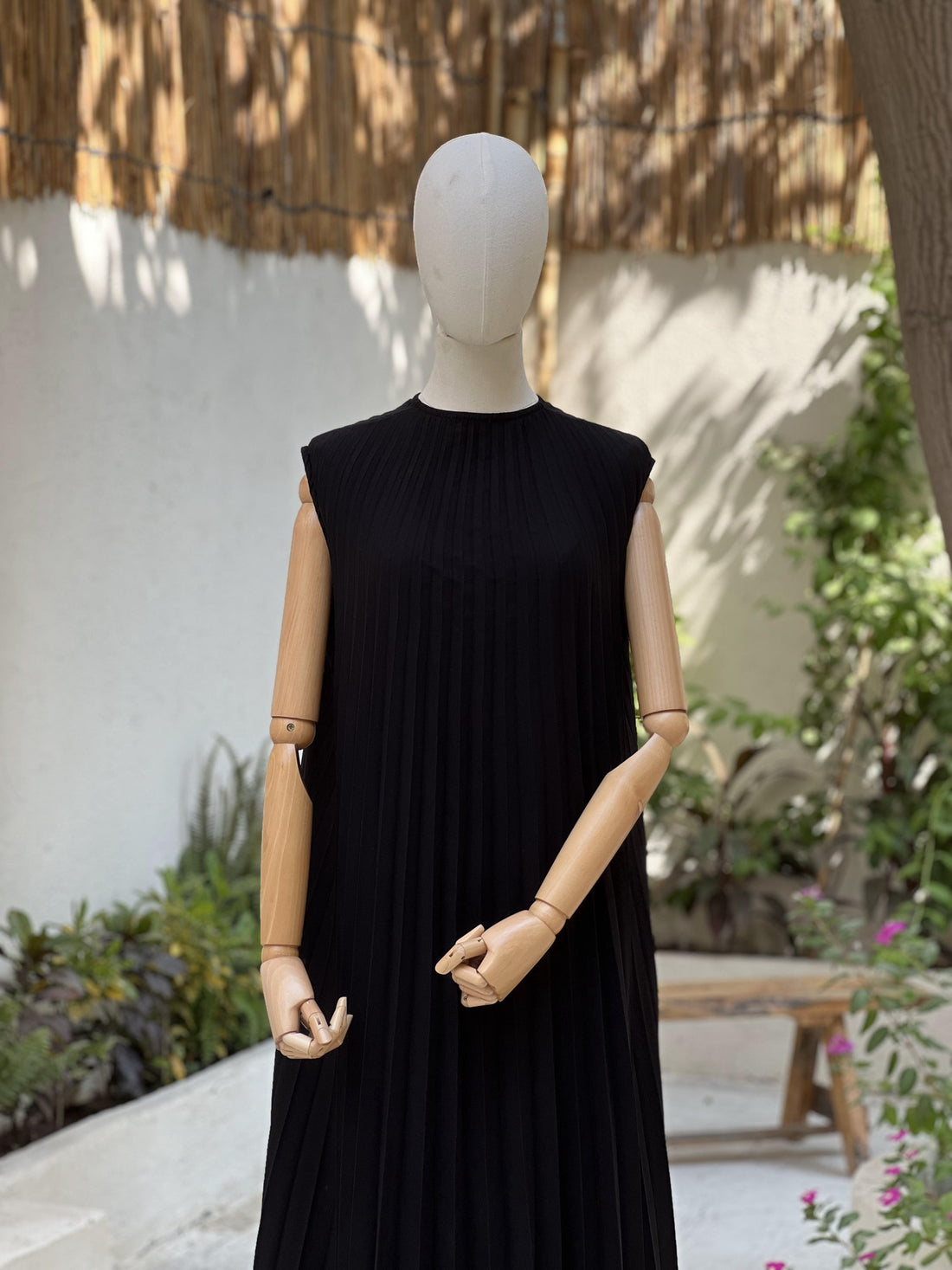 Sleeveless Pleated Clouch Abaya With Zippers